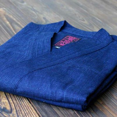 背紋に竹虎刺繍入り藍染め作務衣<br>作務衣歴35年の竹虎四代目<br> 一年に365回作務衣を着る男が<br> 使い勝手を考えて<br> 後ポケットを別誂えしました。