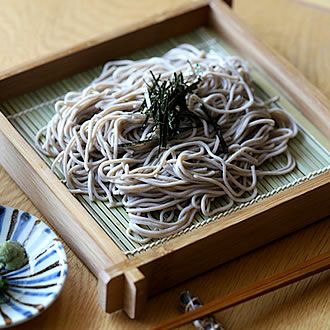防虫・防カビに安心な炭化加工<br> 国産孟宗竹で、しっかり作った<br>蕎麦せいろ