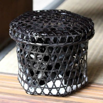 土窯づくりの低温窯で焼き上げた<br> 消臭効果に優れた竹炭（バラ）500gを<br> 黒染めで編みこんだ<br> オリジナル蓋付き籠にセット<br>黒編み六ツ目竹炭かご（縦長）