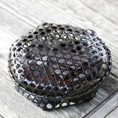 土窯づくりの低温窯で焼き上げた<br> 消臭効果に優れた竹炭（バラ）400gを<br> 黒染めで編みこんだ<br> オリジナル蓋付き籠にセット<br>黒編み六ツ目竹炭かご（平）サイズ小