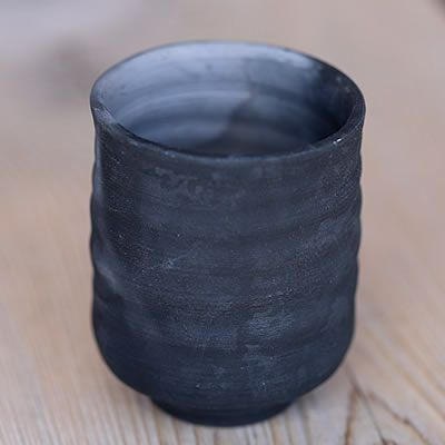 最高級竹炭を15ミクロンの竹炭微粉末にして<br> 土に混ぜ込み焼き上げた<br> 竹炭湯呑み