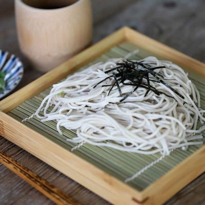 食卓に水切りの滴が落ちない<br>竹製箱型すだれ蕎麦皿