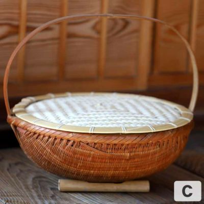 【竹虎YouTube特別販売！】<br>真竹製の大型手付き飯籠、特製上蓋付 <br>50年～60年前の色合いの渋く変わった<br>真竹製の大型手付き飯籠に蓬莱竹を使って<br>ひとつひとつ本体籠に合わせ<br>特製上蓋をつけて3個の
